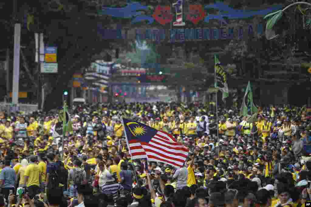 Para aktivis dari Koalisi Pemilu Bersih dan Adil (BERSIH) berdemonstrasi di Kuala Lumpur (29/8) menuntut pengunduran diri PM Najib Razak. (AP/Joshua Paul)
