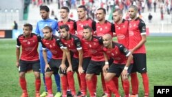 Les joueurs de l'USMA posent lors de leur match contre Ferroviario, Algérie, le 23 septembre 2017. (RYAD KRAMDI / AFP)