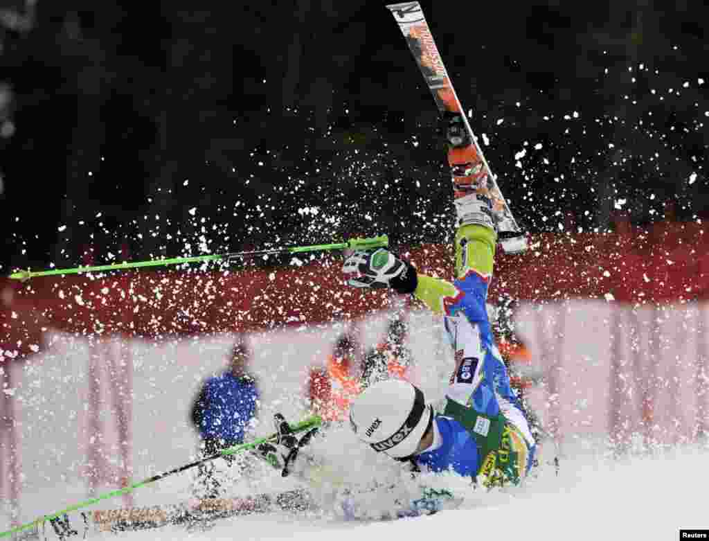 Vận động vi&ecirc;n Misel Zerak người Slovenia bị ng&atilde; trong đợt đua đầu ti&ecirc;n ph&aacute;i nam m&ocirc;n trượt tuyết xuống dốc l&aacute;ch người qua c&aacute;c c&acirc;y cọc (Giant Slalom) tại giải v&ocirc; địch trượt tuyết Alpine thế giới ở Kranjska Gora, Slovenia.