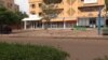 Les magasins fermés dans les rues d'Ouagadougou, le 20 août 2017. (VOA/ Issa Napon)