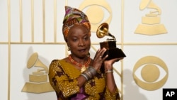 Angelique Kidjo a reçu le prix Meilleur album de musique du monde pour "Sings" à la 58e cérémonie des Grammy Awards au Staples Center le 15 février 2016, à Los Angeles. (Photo Chris Pizzello/Invision/AP)