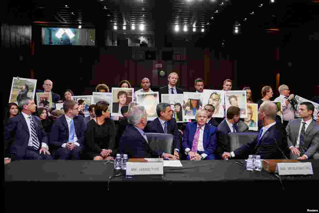 미국 보잉사 데니스 뮐렌버그 최고경영자와 존 해밀턴 부대표가 연방상원 청문회에 출석한 가운데,&nbsp;보잉 737맥스 여객기 참사 유가족들이 희생자들의 사진을 들고 증언석 뒤에 섰다.