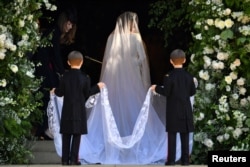 Meghan Markle tiba untuk upacara pernikahan dengan Pangeran Harry dari Inggris yang bergelar Duke of Sussex, di Kapel St George, Puri Windsor, di Windsor, Inggris, 19 Mei 2018.