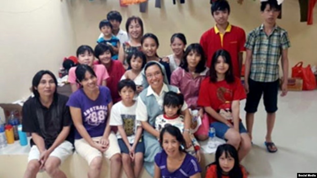 Nhóm người Việt trong trại tị nạn ở Indonesia cùng các thiện nguyện viên. (Ảnh: Facebook Shira Sebban)