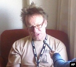 Danny Barnes conducts an interview at the 2010 Folk Alliance International conference