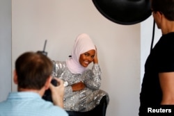 Model busana dan mantan pengungsi Halima Aden, merias wajah saat pemotretan di sebuah studio di New York, AS. (Foto: Reuters)