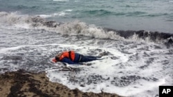 Thi thể của một di dân trên bờ biển ở Dikili, Izmir, Thổ Nhĩ Kỳ, ngày 5/1/2016.