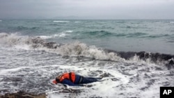 El cuerpo de uno de los migrantes que apareció en una playa en Dikili, Izmir, Turquía el martes 5 de enero, 2016. La prensa turca informa que otros siete cuerpos fueron encontrados cerca.