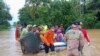Tim SAR mengevakuasi penduduk desa dengan perahu karet di daerah banjir di kabupaten Tanah Laut, Kalimantan Selatan, 15 Januari 2021. (Foto: BNPB via AFP)