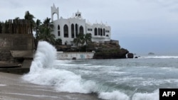 Vista de las olas en Mazatlán, estado de Sinaloa, México, el 22 de octubre de 2018, antes de la llegada del potente huracán Willa. 