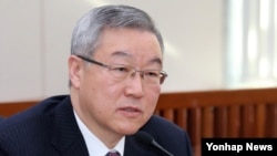 6일 한국 국회 외통위에서 대북문제 관련 질의에 답변하는 김성환 외교통상부 장관