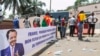 De jeunes Camerounais manifestent leur soutien au président Paul Biya devant l'ambassade de France au Cameroun, le 24 février 2020. (AFP)