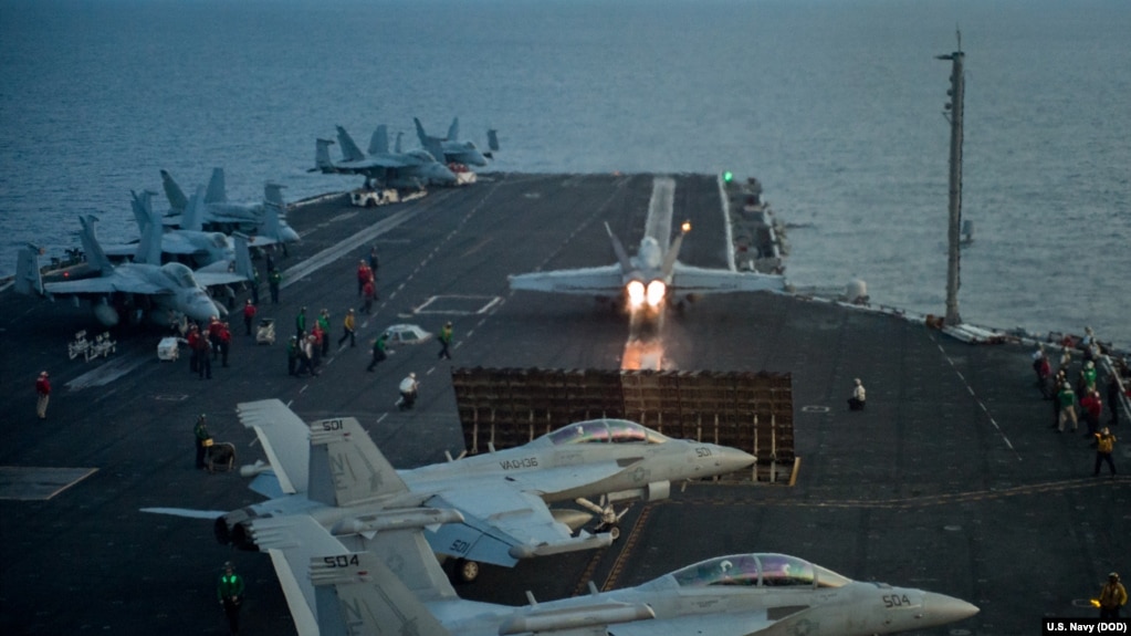 ເຮືອບົນລົບ F/A-18E ຈາກຝູງບິນໂຈມຕີ 137​ ພວມບິນຂຶ້ນ ຈາກກຳປັ່ນບັນທຸກເຮືອບິນ USS Carl Vinson ຢູ່ທະເລຈີນໃຕ້. (12 ເມສາ 2017)
