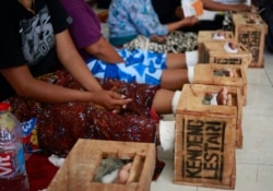 Para perempuan warga desa Kendeng di Jawa Tengah dengan kaki dicor semen sebagai protes pengoperasian pabrik semen, menginap di kantor Lembaga Bantuan Hukum (LBH) Jakarta, 19 Maret 2017. (Foto: AP)