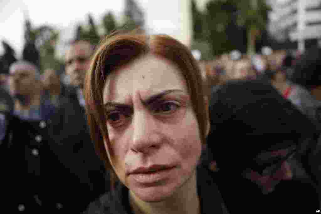 An employee of the Bank of Cyprus weeps during a protest at Cyprus central bank in Nicosia, Cyprus, March 26, 2013. Cypriot businesses were under increasing strain to keep running on Tuesday after financial authorities stretched the country’s bank closure into a second week amid fears that depositiors will rush to drain their accounts.
