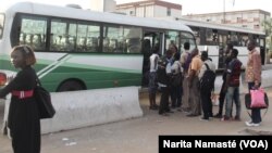 Des voyageurs montent à bord d'un bus connecté au wifi, à Abidjan, en Cote d'Ivoire, le 31 mars 2017. (VOA/Narita Namasté)