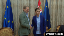 Evropski komesar za za pitanja proširenja Johanes Han tokom sastanka sa premijerkom Srbije Anom Brnabić, u Beogradu, 26. jula 2019.