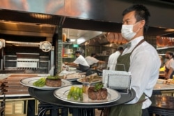 Suasana di sebuah restoran di Dubai setelah untuk pertama kalinya pemerintah mengizinkan restoran beroperasi secara bebas selama jam puasa Ramadan di Dubai, Uni Emirat Arab, 3 Mei 2021. (REUTERS / Abdel Hadi Ramahi)