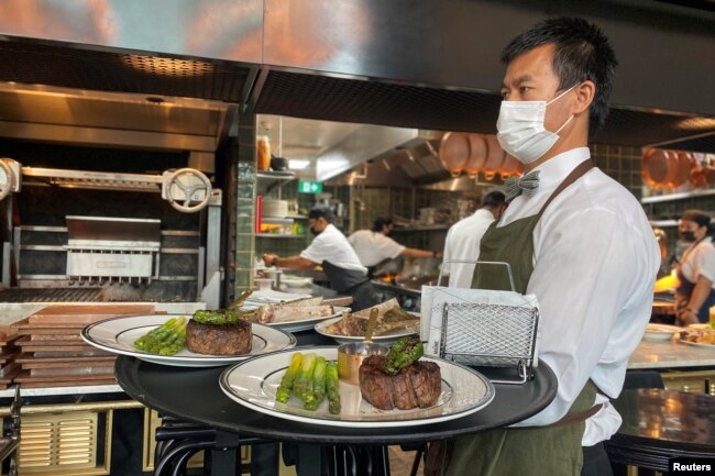 Suasana di sebuah restoran di Dubai setelah untuk pertama kalinya pemerintah mengizinkan restoran beroperasi secara bebas selama jam puasa Ramadan di Dubai, Uni Emirat Arab, 3 Mei 2021. (REUTERS / Abdel Hadi Ramahi)
