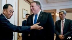 마이크 폼페오 미국 국무장관(가운데)과 앤드루 김 CIA 코리아임무 센터장(오른쪽)이 지난 7월 평양에서 김영철 북한 노동당 부위원장을 만났다.