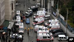 Funcionarios de seguridad y ambulancias se aglomeraron en el sitio del atentado explosivo en Estambul, Turquía, el sábado, 19 de marzo de 2016.