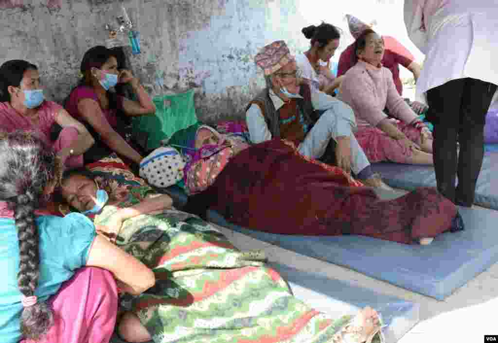 Pasien-pasien dari Rumah Sakit Manmohan mengamankan diri ke ruang terbuka di luar Sorahkhutte, Kathmandu (12/5). (VOA/Bikas Rauniar)
