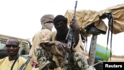 Des combattants du groupe Ansar Dine assis sur un vehicule a Gao au Nord du Mali, 18 juin , 2012. 