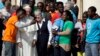 El papa Francisco se reúne con un grupo de migrantes en el Vaticano, el miércoles 27 de septiembre.