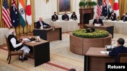 2021年9月24日美國總統拜登(左二)在白宮東廳與印度總理莫迪(左一)、澳大利亞總理莫里森(右前二)和日本首相菅義偉(右前一)舉行四方安全對話