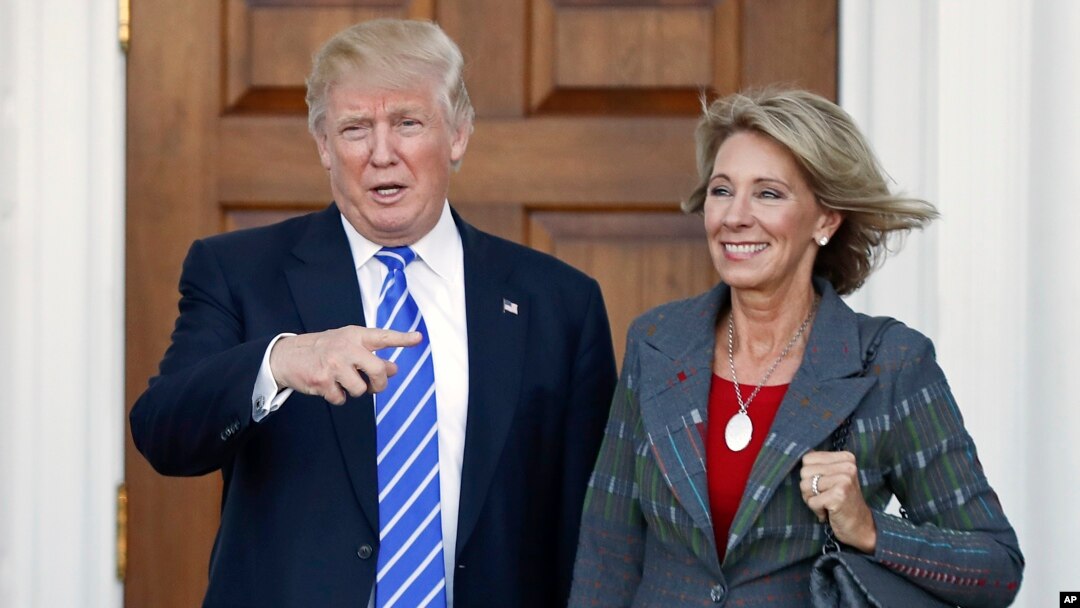 Predsednik SAD Donald Tramp sa Betsi Devos, sekretarkom za obrazovanje