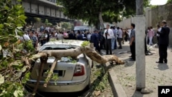 Pasukan keamanan Mesir memeriksa lokasi ledakan bom di pinggir jalan Kairo (21/9). (AP/Aly Hazzaa, El Shorouk) 
