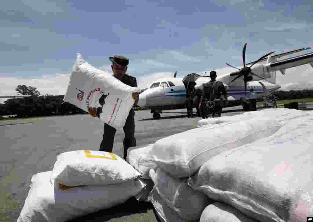 Myanmar soldiers unload relief items from a plane at Kalay airport in Kalay township in Sagaing, Aug. 2, 2015.
