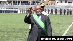 Le president Comores, Azali Assoumani, au stade de Moroni à l'issue de la cérémonie d'assermentation présidentielle qui s'est tenue le 26 mai 2016 à Moroni, aux Comores. / AFP PHOTO / IBRAHIM YOUSSOUF 