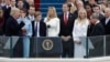 Donald Trump es juramentado ante su familia, mientras su esposa, Melania, sostiene las dos biblias que usó para la ocasión.