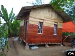 Model Huntara yang dibangun dengan pendekatan Individual shelter oleh Yayasan Sayangi Tunas Cilik di desa Sungku, Kecamatan Kulawi, Kabupaten Sigi, Sulawesi Tengah. (Foto: Dewi Sri Sumanah/Save the Children Indonesia)