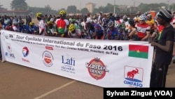 Départ du Tour du Faso 2016, Ouagadougou, le 28 octobre 2016 (VOA/Sylvain Zingué)