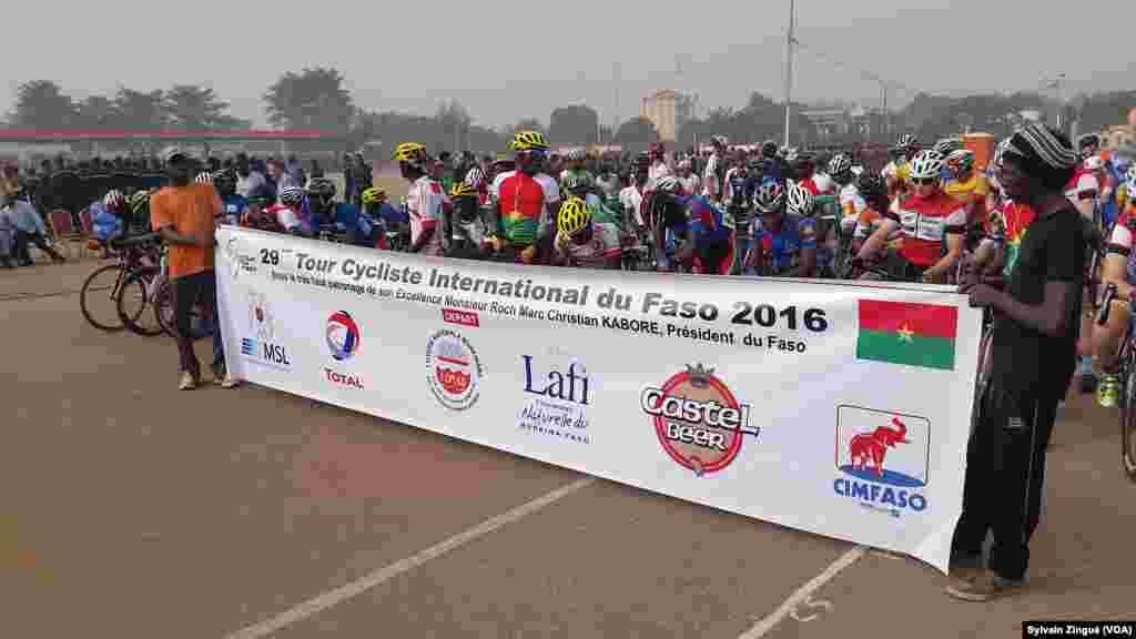 Départ du Tour du Faso 2016, Ouagadougou, le 28 octobre 2016 (VOA/Sylvain Zingué)