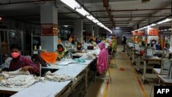 Para buruh mulai bekerja kembali di pabrik garmen di Asulia, Bangladesh, saat merebaknya pandemi corona, 26 April 2020. 