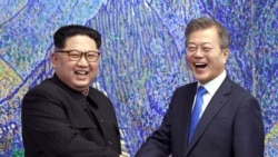 Severnokorejski lider Kim Džong Un i južnokorejski predsednik Mun Džae-in tokom susreta u demilitarizovanoj zoni, 27. april 2018. godine
