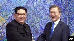 朝鲜领导人金正恩2018年4月27日与韩国总统文在寅握手