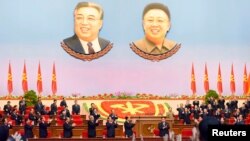 9일 북한 평양 4.25 문화회관에서 열린 7차 노동당 대회에 김정은 국방위원회 제1위원장이 입장하자 참석자들이 일제히 박수를 치고 있다.