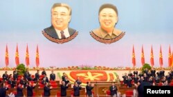 지난 5월 북한 평양 4.25 문화회관에서 열린 7차 노동당 대회에 김정은 당 위원장이 입장하자 참석자들이 일제히 박수를 치고 있다. (자료사진)