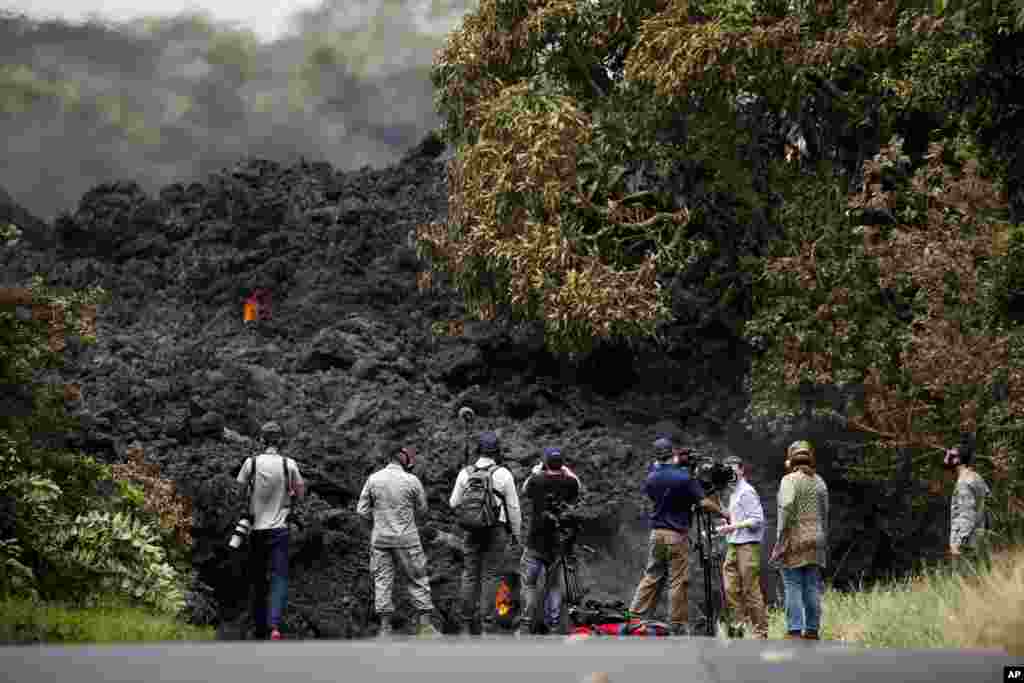 취재진이 하와이주 킬라우에아 화산에서 분출된 용암이 파호와 지역 인근 태평양으로 흘러가는 것을 찍기 위해&nbsp; 모여있다.