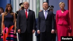 امریکی صدر ڈونلڈ ٹرمپ، امریکی خاتون اول میلائنا، پولینڈ کے صدر آندزے ڈوڈا اورپولینڈ کی خاتون اول اکاتا ڈوڈا ، وارسا میں ایک تقریب کے دوران۔ 6 جولائی 2017