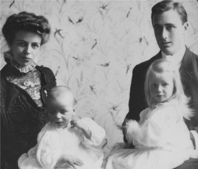 지난 1906년 엘리노어 루스벨트 여사가 프랭클린 루즈벨트 미 전 대통령과 두 딸과 함께 찍은 가족 사진.