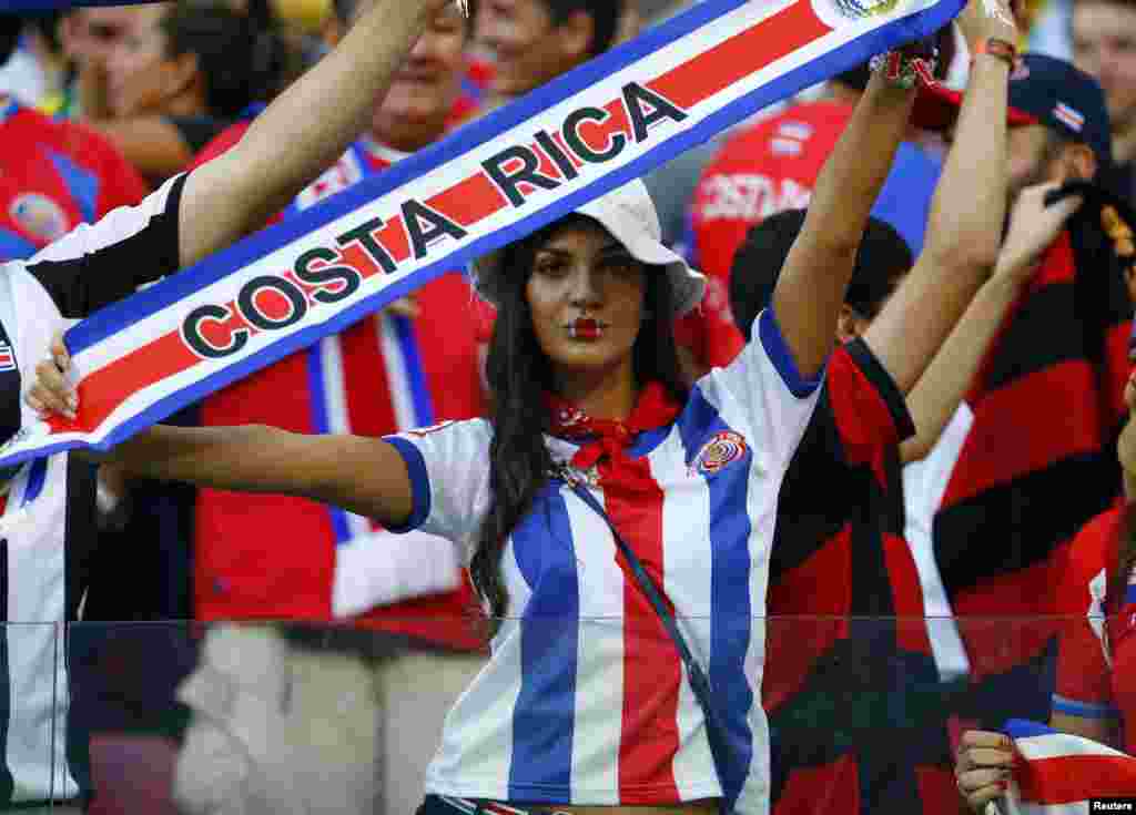 A fan displays her allegiance before the Greece/Costa Rica at the Pernambuco arena in Recife, June 29, 2014.