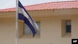 La bandera de Nicaragua ondea en el edificio de la ONU en Managua el 31 de agosto de 2018.