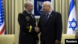 Ketua Kepala Staf Gabungan AS, Jenderal Martin Dempsey (kiri) bertemu Presiden Reuven Rivlin di Yerusalem, Rabu (10/6).
