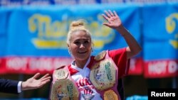 Miki Sudo también ganó su premio, comiendo 31 perros calientes.