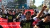 缅甸记者游行要求释放因报道贪腐被判刑的同事